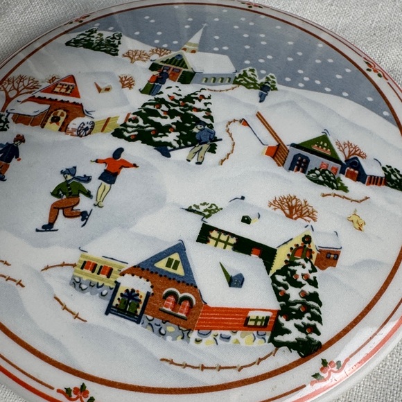 Hancook Festive Winter Scene Ceramic lidded Bowl - Picture 9 of 12